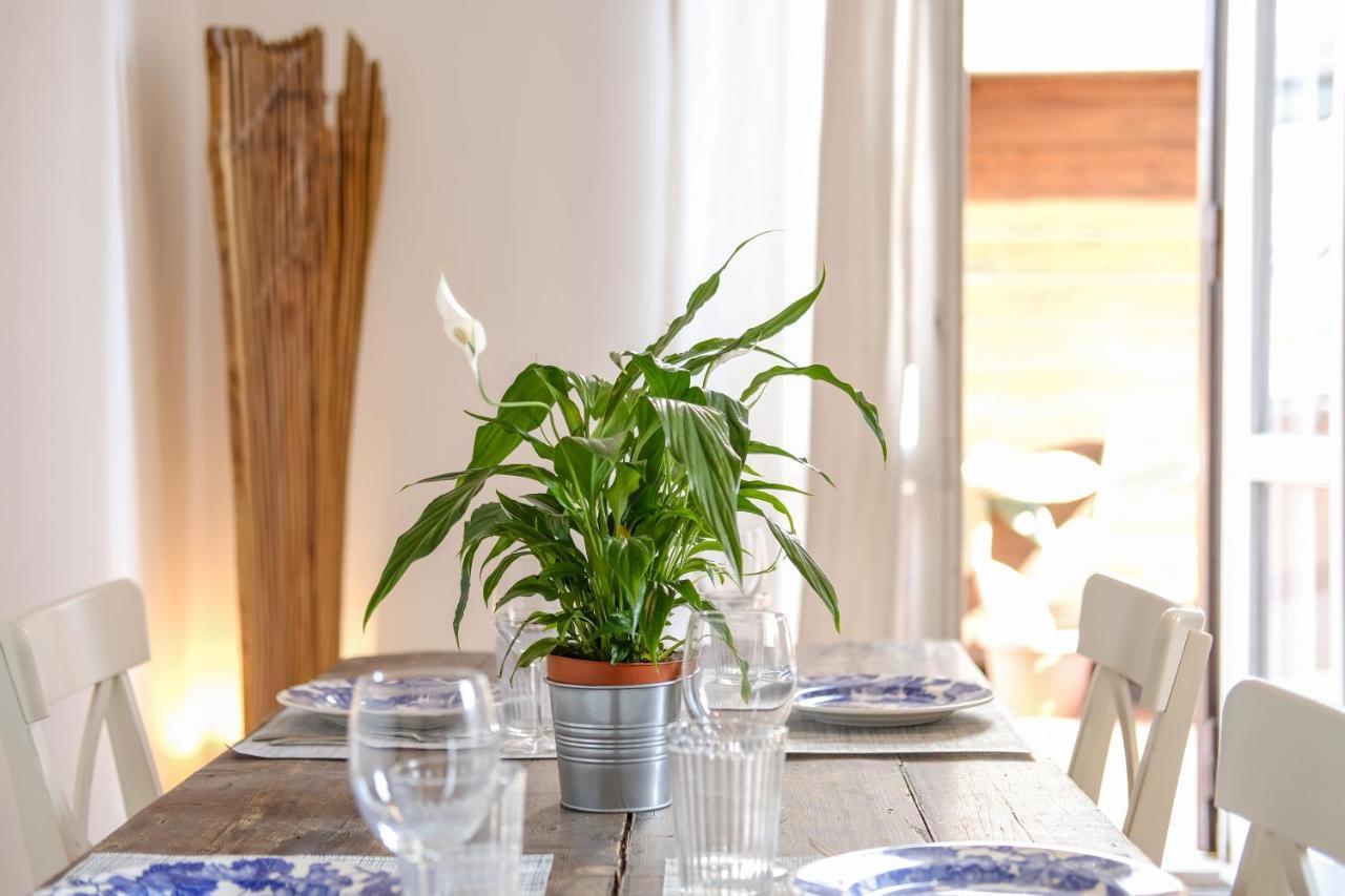 Spacious Apartment With Big Terrace At Colosseum Rome Exterior photo