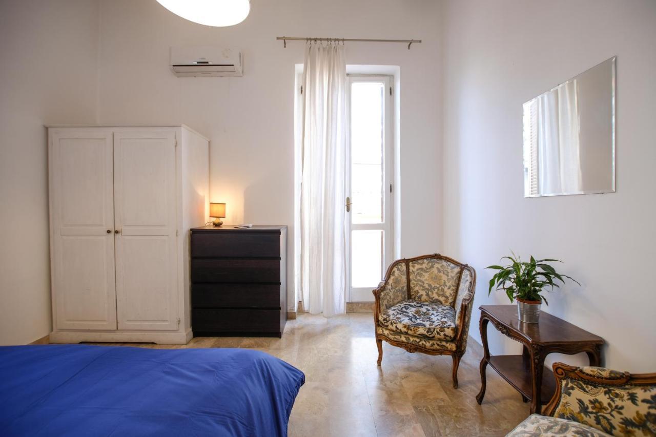 Spacious Apartment With Big Terrace At Colosseum Rome Exterior photo