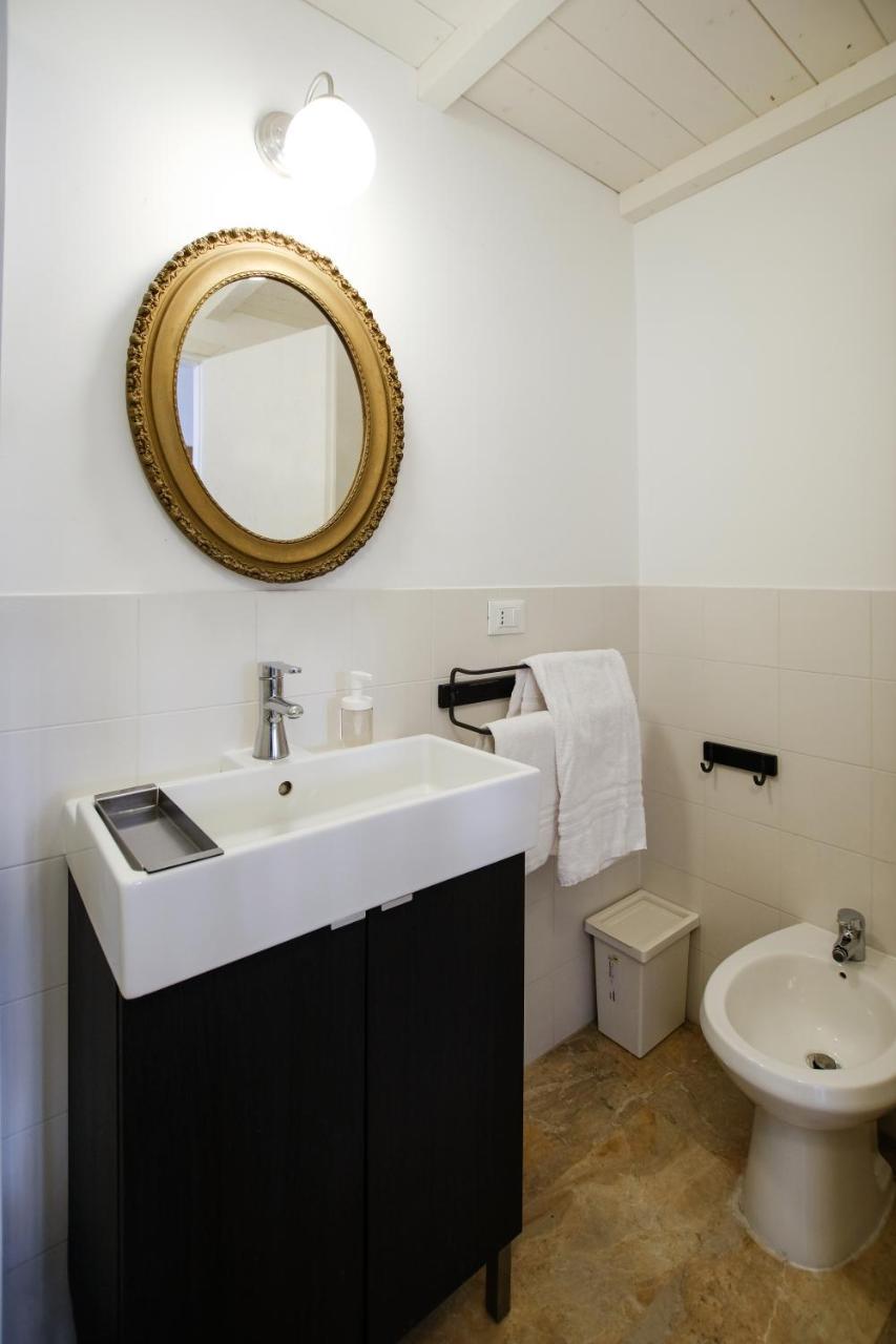 Spacious Apartment With Big Terrace At Colosseum Rome Exterior photo