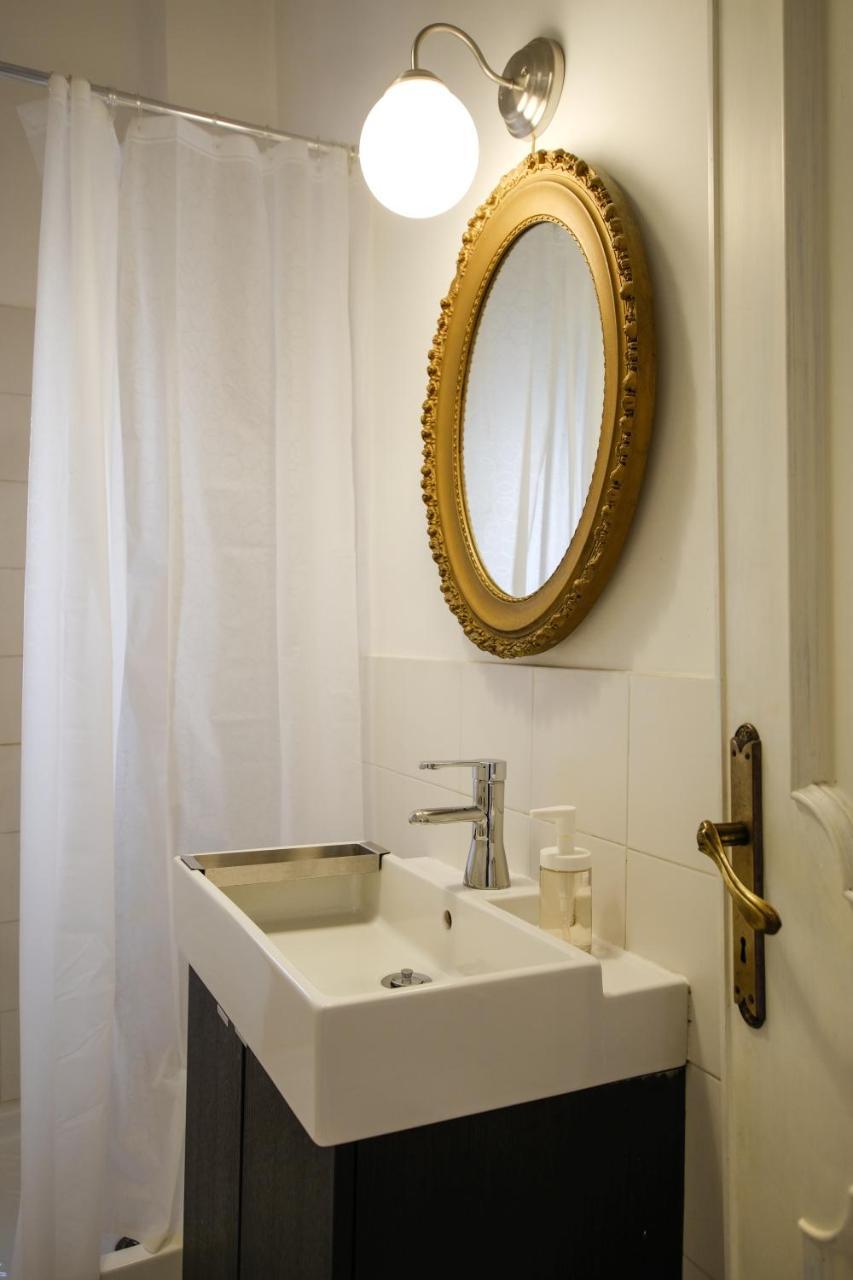 Spacious Apartment With Big Terrace At Colosseum Rome Exterior photo