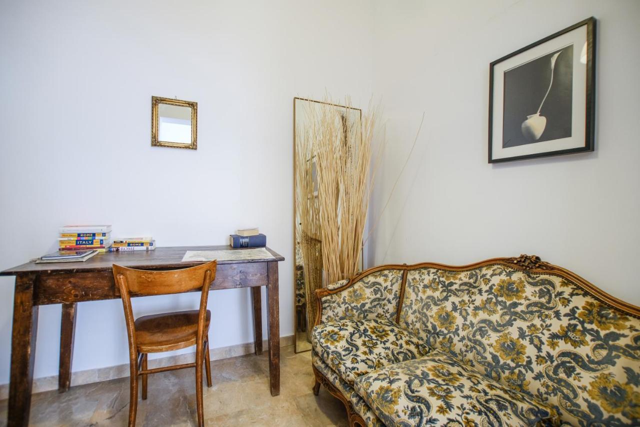 Spacious Apartment With Big Terrace At Colosseum Rome Exterior photo