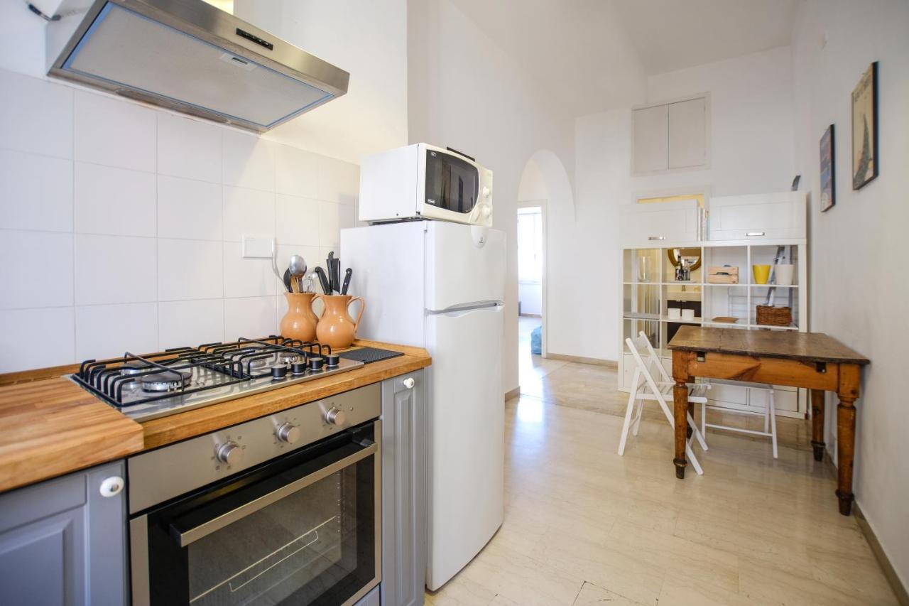 Spacious Apartment With Big Terrace At Colosseum Rome Exterior photo